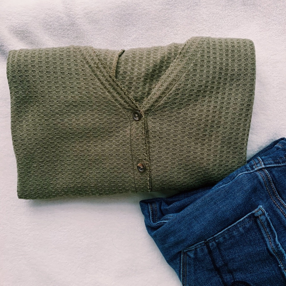 ARMY GREEN BUTTON UP TOP WITH TIED KNOT